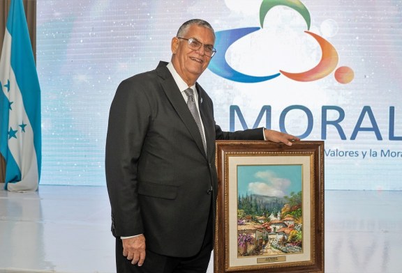 Juan Bendeck homenajeado como Personaje Valmoral 2023