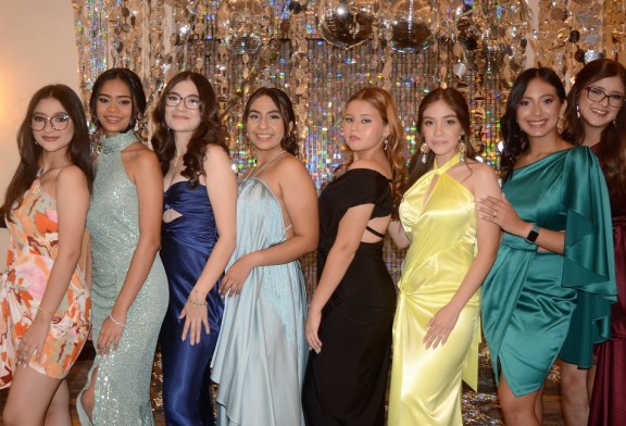 Seniors de la Ágape Christian Academy disfrutan cena de despedida