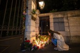 Flores y velas frente a la casa de Tina Turner en Suiza