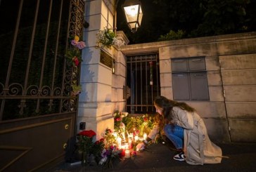 Flores y velas frente a la casa de Tina Turner en Suiza