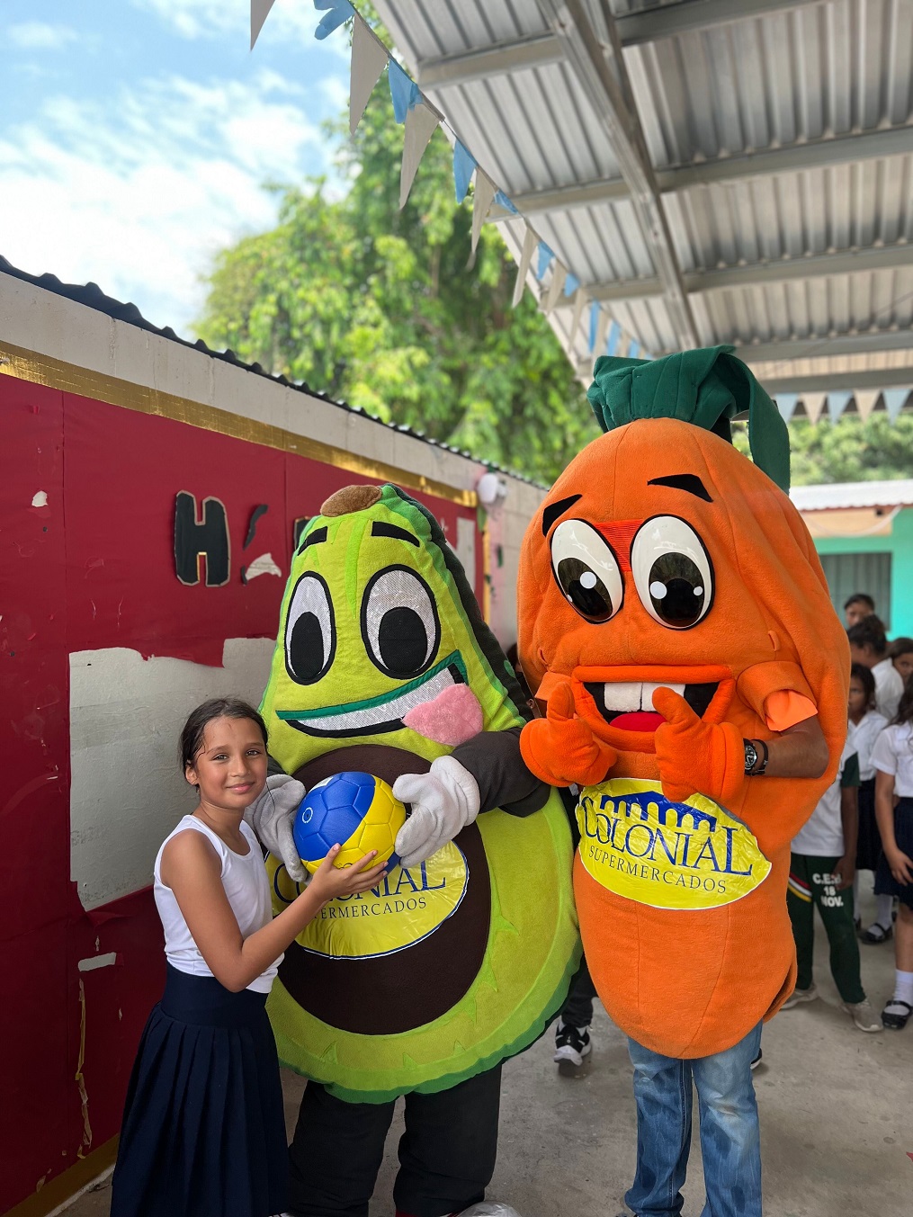 Supermercados Colonial celebró el Día del Árbol con escolares de Armenta