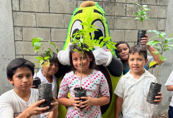 Supermercados Colonial celebró el Día del Árbol con escolares de Armenta