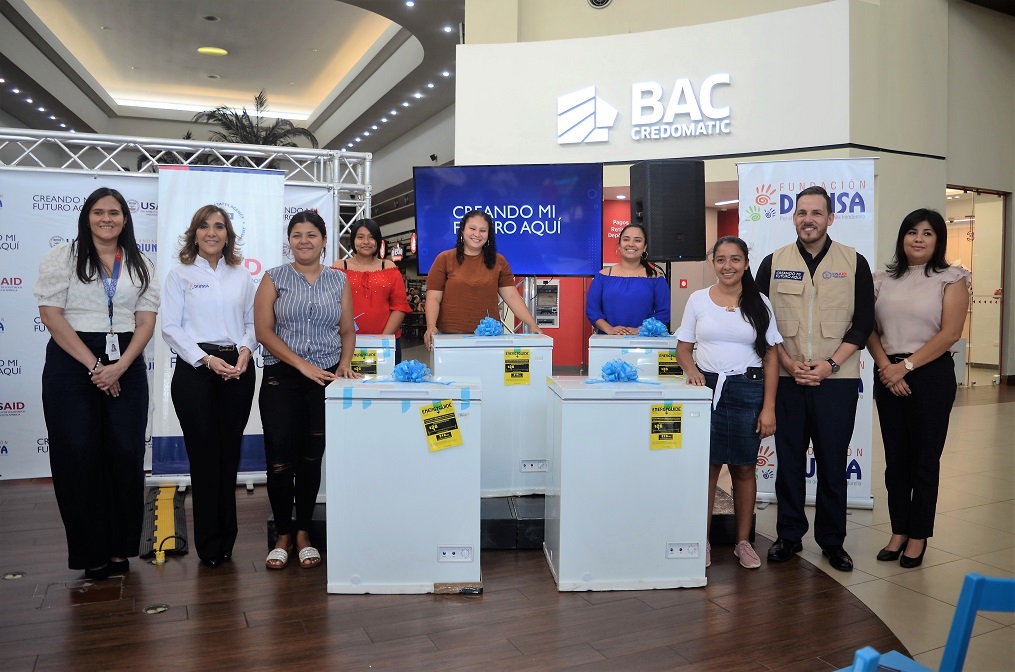 USAID a través del proyecto Creando Mi Futuro Aquí y Fundación DIUNSA entregan kits de emprendimiento a un grupo de mujeres