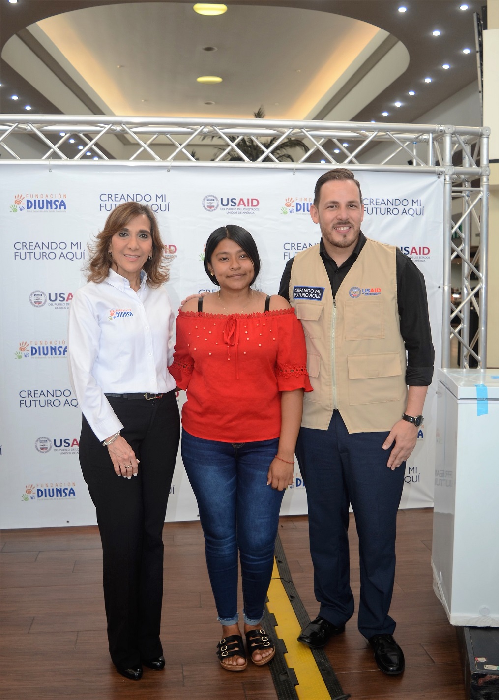 USAID, a través del proyecto Creando Mi Futuro Aquí y Fundación DIUNSA entregan de kits de emprendimiento a un grupo de mujeres
