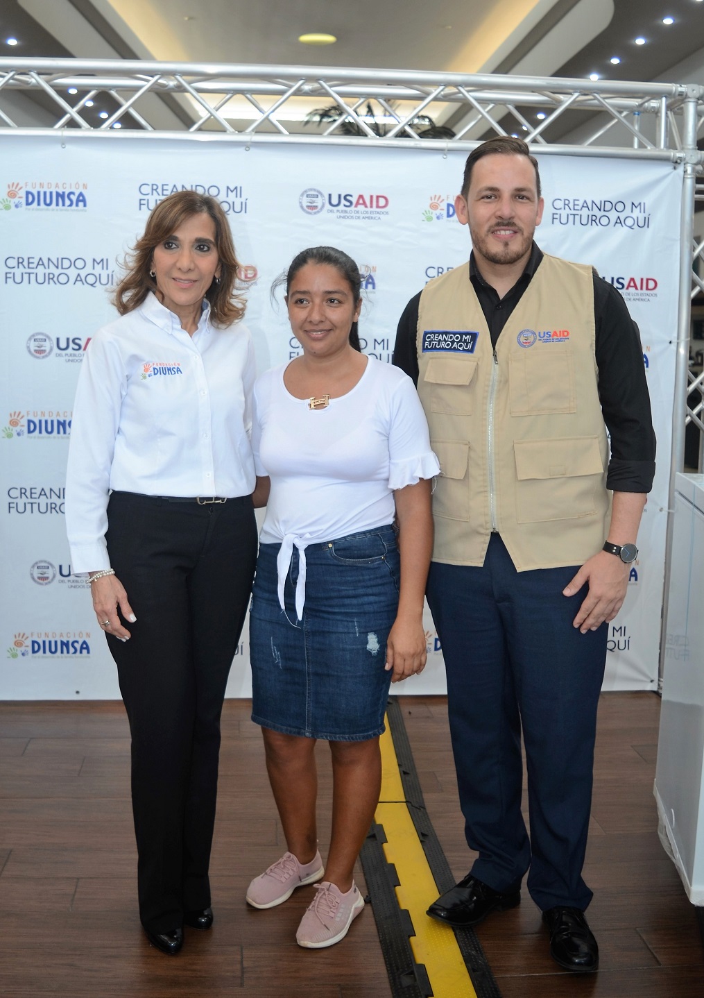 USAID, a través del proyecto Creando Mi Futuro Aquí y Fundación DIUNSA entregan de kits de emprendimiento a un grupo de mujeres