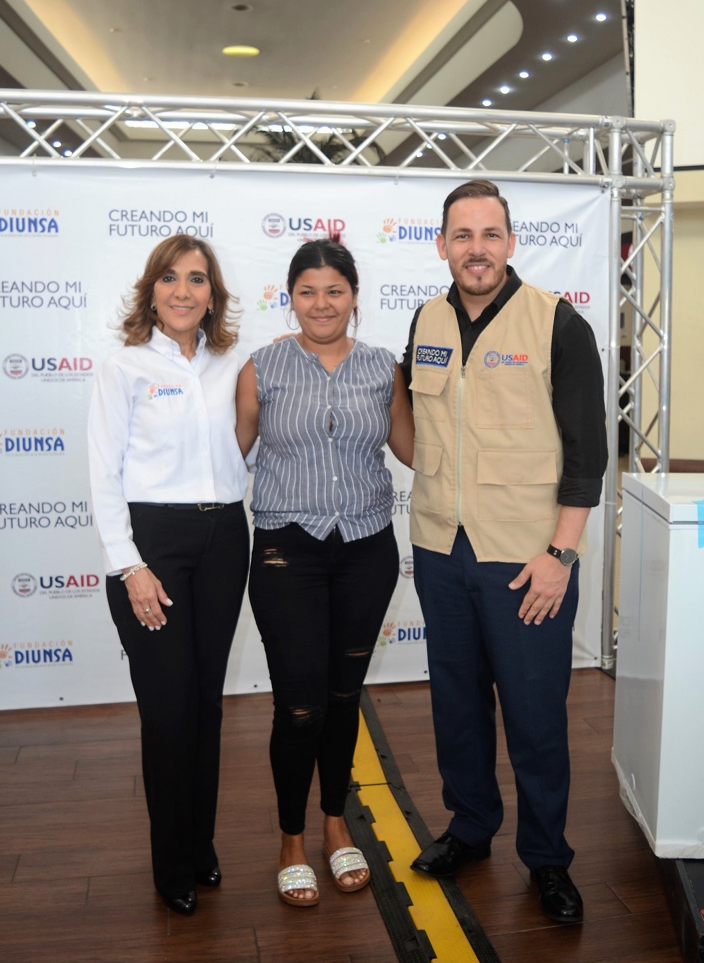 USAID, a través del proyecto Creando Mi Futuro Aquí y Fundación DIUNSA entregan de kits de emprendimiento a un grupo de mujeres