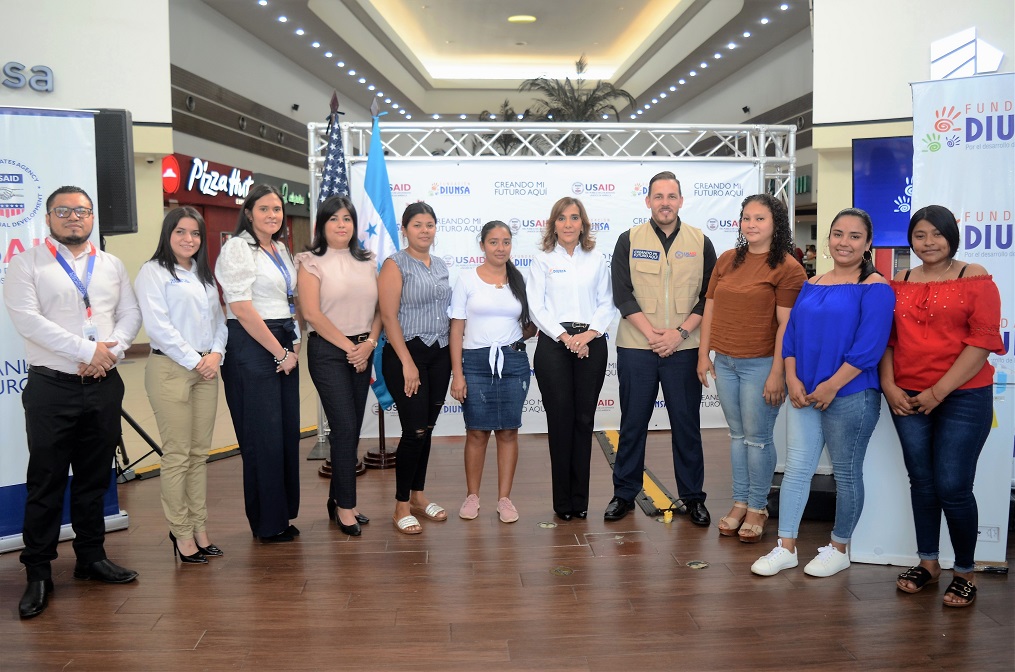 USAID, a través del proyecto Creando Mi Futuro Aquí y Fundación DIUNSA entregan de kits de emprendimiento a un grupo de mujeres