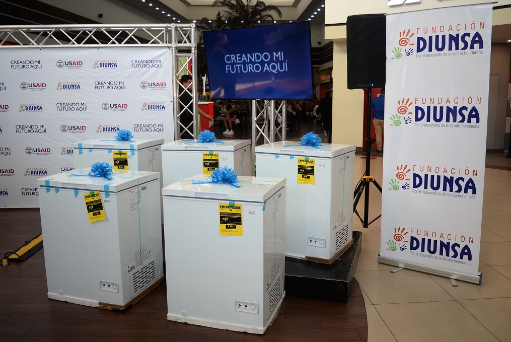 USAID, a través del proyecto Creando Mi Futuro Aquí y Fundación DIUNSA entregan de kits de emprendimiento a un grupo de mujeres