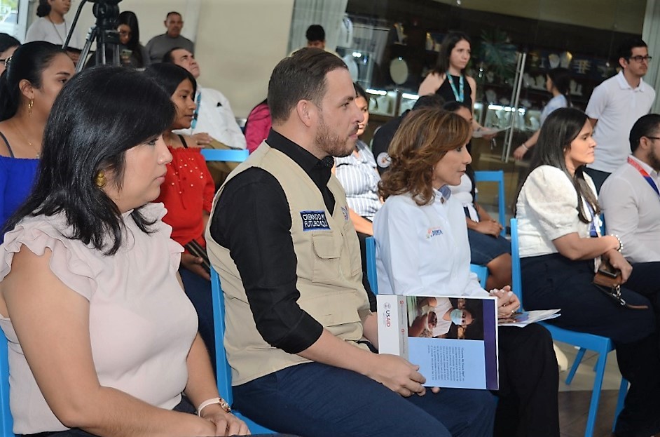 USAID, a través del proyecto Creando Mi Futuro Aquí y Fundación DIUNSA entregan de kits de emprendimiento a un grupo de mujeres