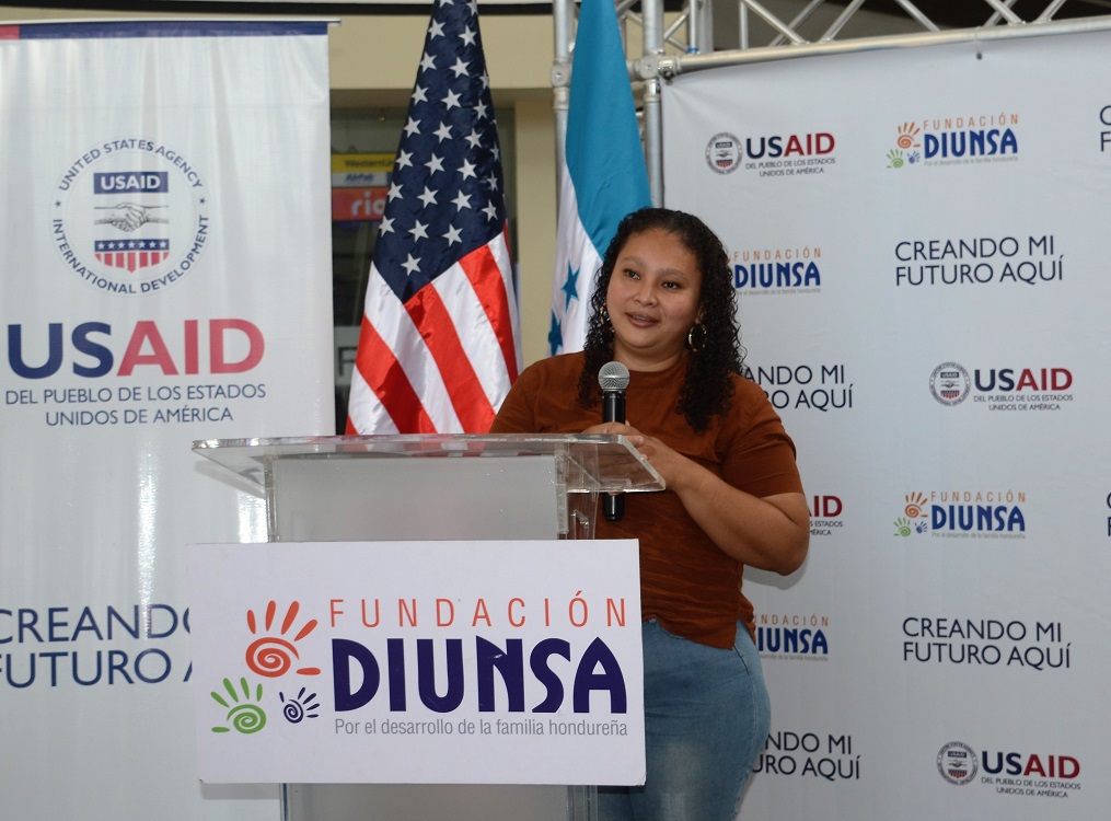USAID, a través del proyecto Creando Mi Futuro Aquí y Fundación DIUNSA entregan de kits de emprendimiento a un grupo de mujeres