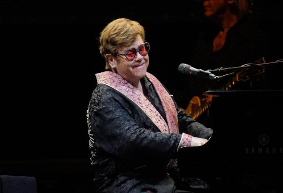 Elton John fue llevado a emergencias tras una caída en Niza