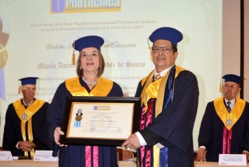 María Antonia de Suazo recibe Doctorado Honoris Causa en Educación de Universidad Politécnica de Honduras