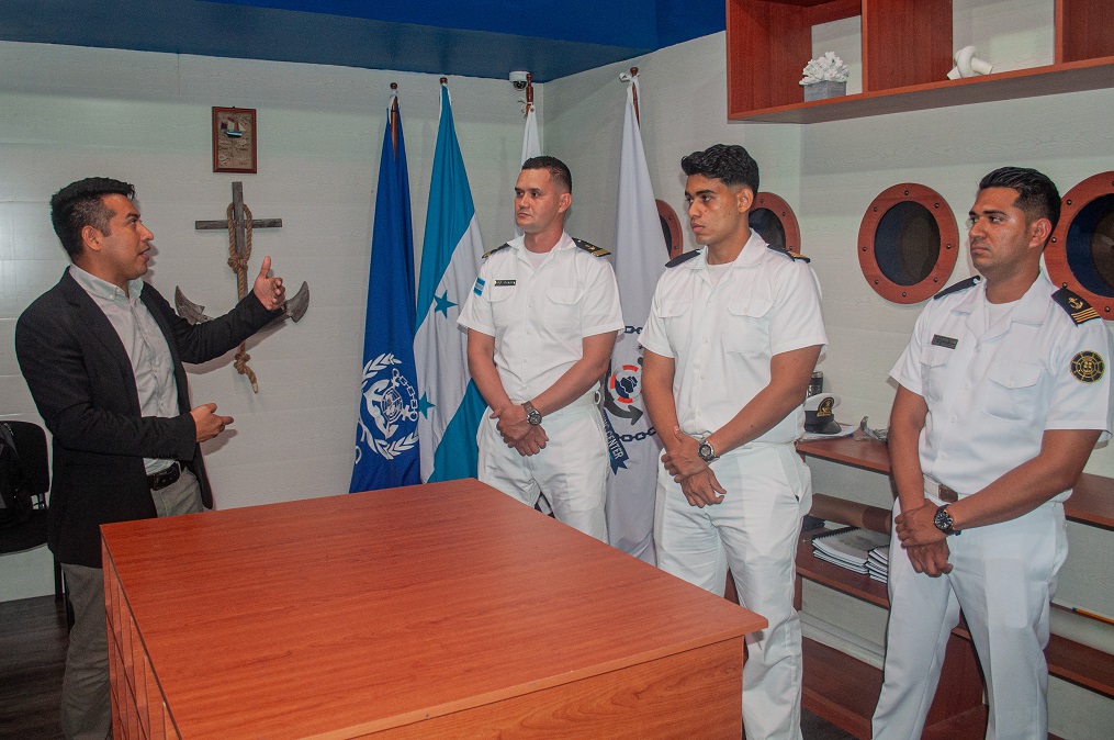 Estudiantes de Gestión Portuaria y Transporte Marítimo de UCENM realizan defensa profesional 