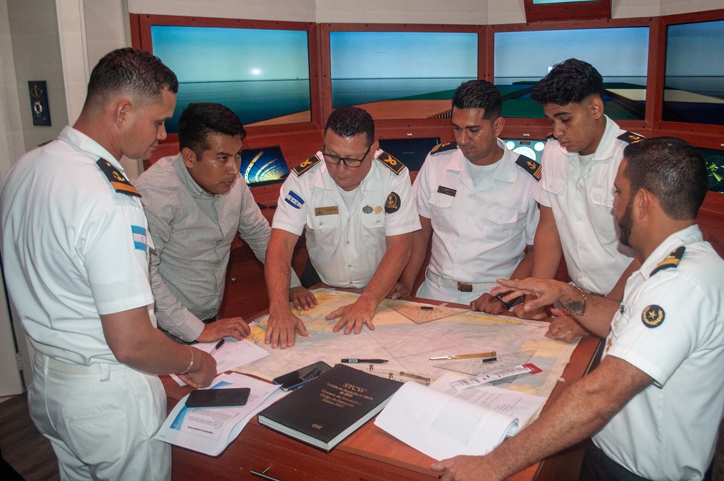 Estudiantes de Gestión Portuaria y Transporte Marítimo de UCENM realizan defensa profesional 