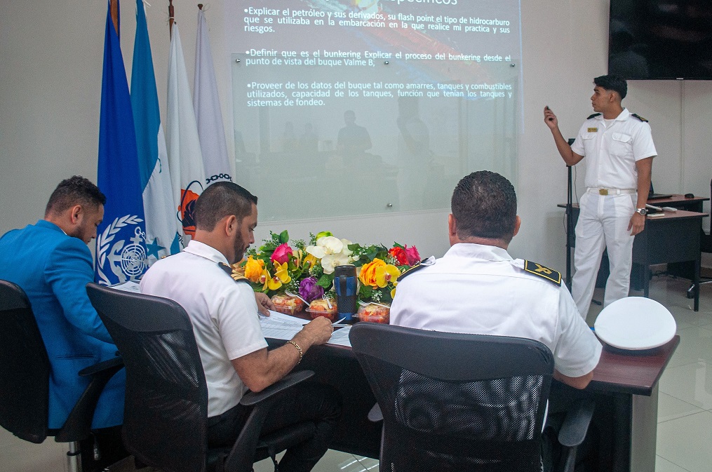 Estudiantes de Gestión Portuaria y Transporte Marítimo de UCENM realizan defensa profesional 
