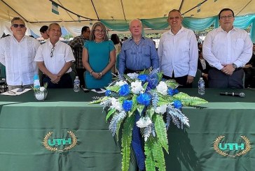 Autoridades de UTH honran la memoria de Francisco Morazán en un acto Cívico