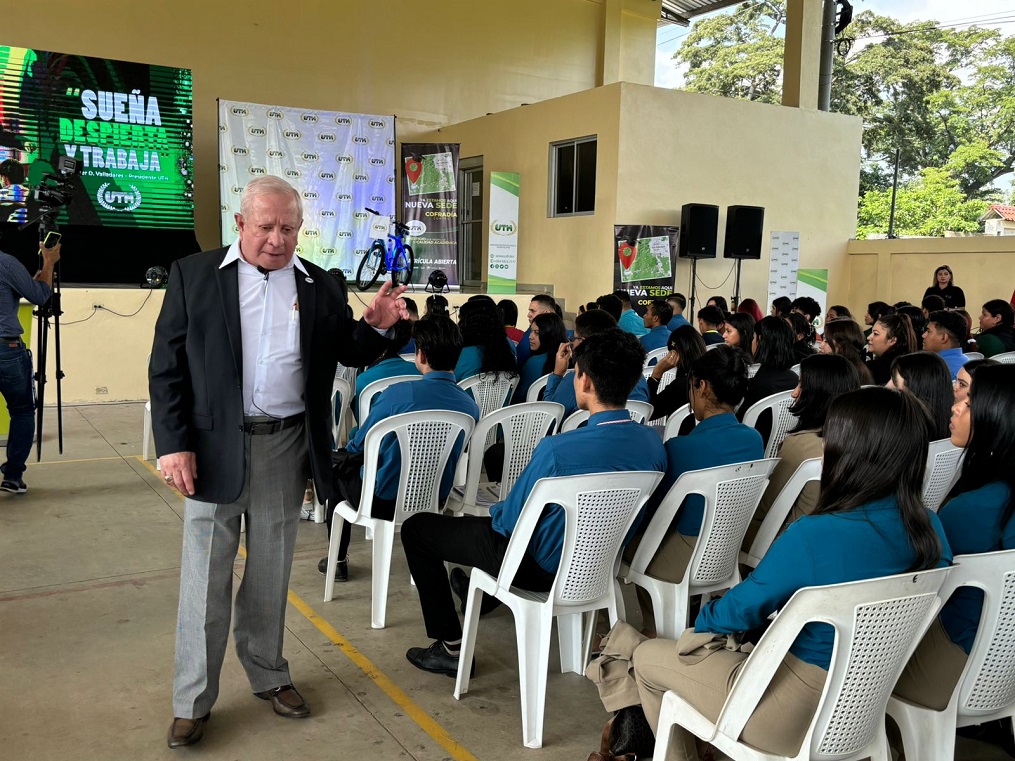 Empresario Roger D. Valladares impartió conferencia "Sueña, Despierta y Trabaja" a jóvenes de Cofradía