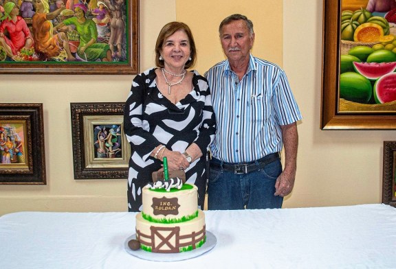 Celebrando el cumpleaños del Ing. Roldán Suazo Nuila