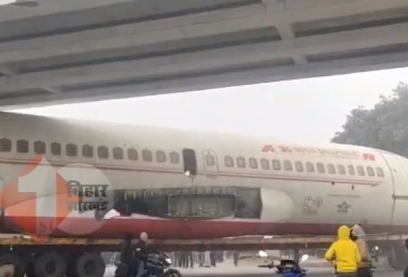 Video viral: Un avión se queda atascado bajo un puente