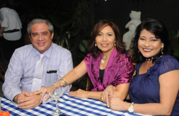  Lindolfo Palma,Gina de Palma y Vilma Quintin Segovia.