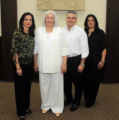 La homenajeada con sus hijos, Nadia de Larach, Yaudet burbara y Nadia de Vega,