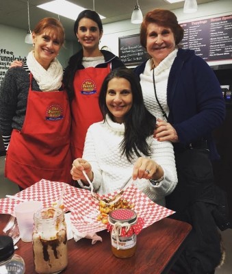 Angelita Bendeck con su mami Mary Mourra y familiares