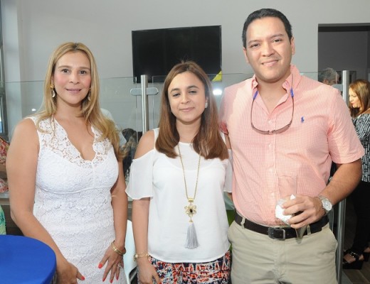  amigos y clientes asitieron a la inauguración.Briselda Romero, Karla y Luis Cervantes.Dennis Briseño, Claudia Alvarez y Mauricio Orellana Briselda Romero, Karla y Luis Cervantes.