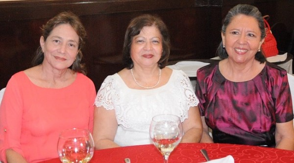 Carmen Mena, Flavia Zepeda y Sonia de Reyes.