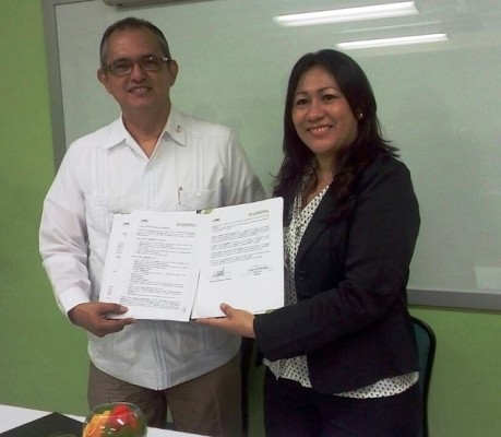 Javier Mejía Vicerrector Nacional UTH y Lourdes Santos Gerente General de COMIXPROL