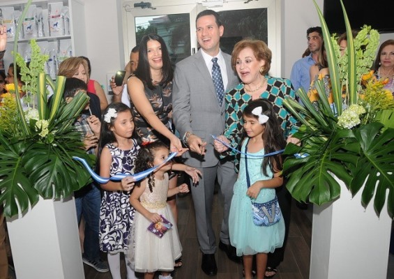 al momento del corte de la cinta inaugural de Veterinaria Rivera inaugura modernas instalaciones en Río de Piedras,