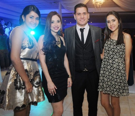 ernanda Moreno,Laura Pineda,Marcela Moreno y Carlos Moreno.