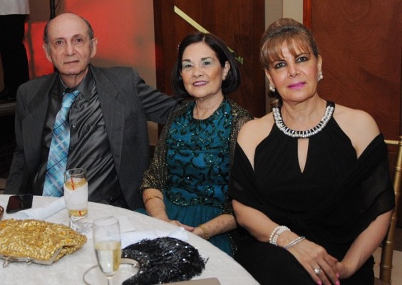 Jorge Canahuati,Blanca Alvarez y Marcia Canahuati.