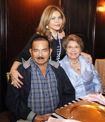 Marlen Faraj con sus padres Victoria Carrasco y Francisco Bonilla.