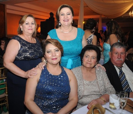 Mirna y Sonia Moreno,Paty de Robles, Olinda Robles y Hector Robles.