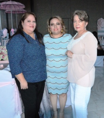 Gloria Alvarez, Jenny Matute y Jane de Rivera.