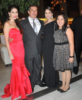 Olga Canales, Angel Canales, Paola Canales y Linda Canales.