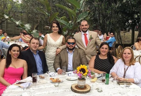 Bella la boda en La Coca Cola de Allen Eduardo González, Y Elida Erazo,en la gráfica ca con su familia y amigos.