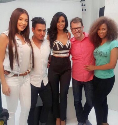 Carlitos s Rivera con las reinas de Carimaxx.