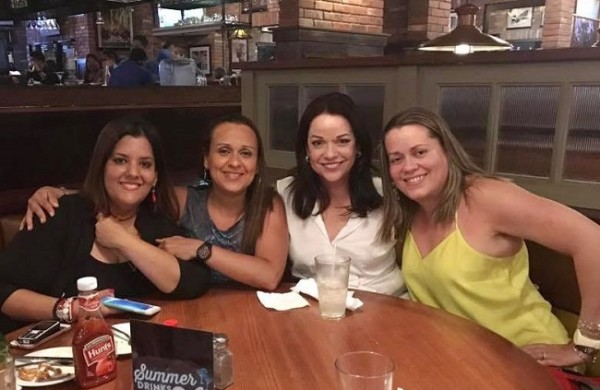 Cindy Mayorga celebrando con sus amigas en Chicago Grill.