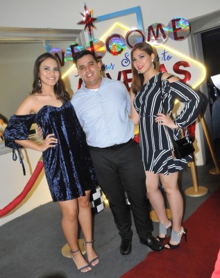 Daniela Deras, Allan Hipp con Isabella Aguilar.