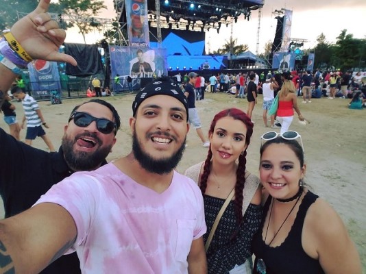 Disfrutando en la playa. allan Vallecillo, esposa y amigos.