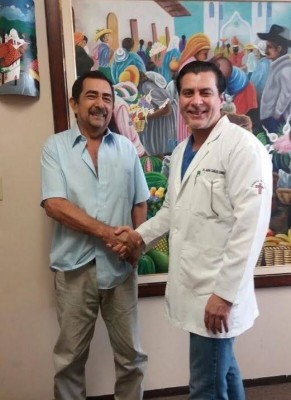 El Dr. Zuniga felcitado por un paciente, no pierde la mano el galeno.