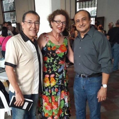 El doctor Coto con amigos en la reunión de Julio Escoto.