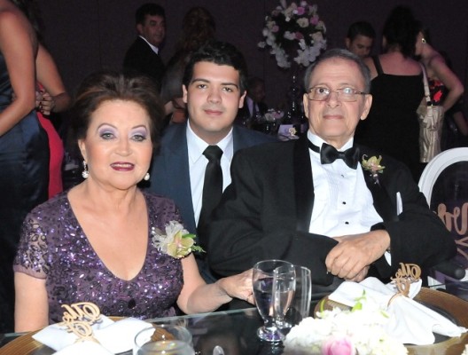 El hermano de la novia, Mario Enrique Pineda, junto a su madre, Alejandra de Pineda y el Dr. Mario Pineda.