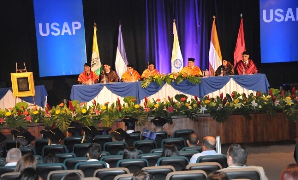 En la mesa principal estuvieron el rector por ley de la USAP, Senen Villanueva; el Secretario General, Osvaldo Valladares; catedráticos de las 4 carreras a graduar e invitado de Honor, José Carleton Corrales