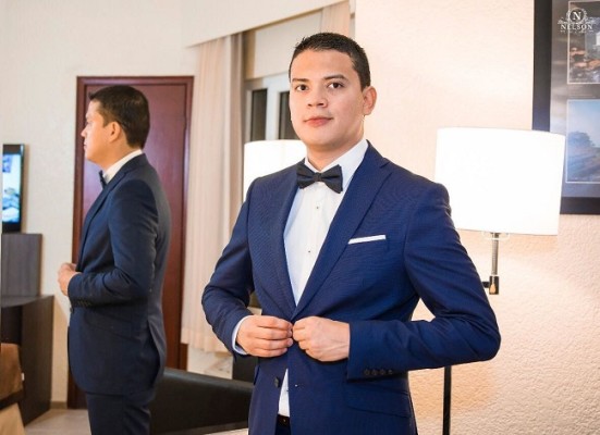 El elegante novio, Allan Ordóñez, listo para la ceremonia nupcial