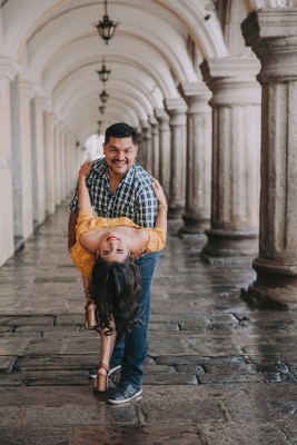 Mario y Cinthya durante uno de sus viajes en Antigua Guatemala...¡Cuantos recuerdos!