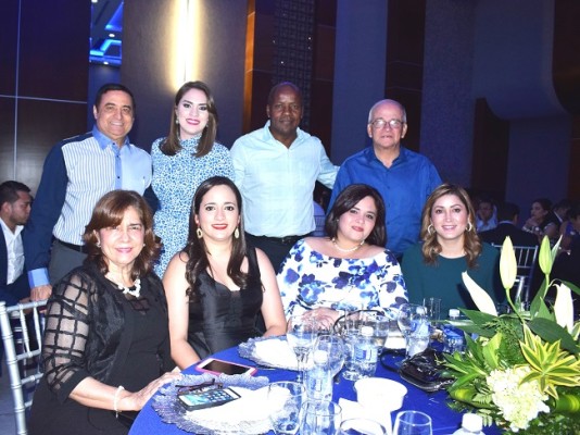 Alberto Chedrani, Gabriela Medrano, Gilberto Yerwood y Jaime Villegas, Nora de Villegas, Karen Molinari, Daphne de Castro y Jackie Inestroza.