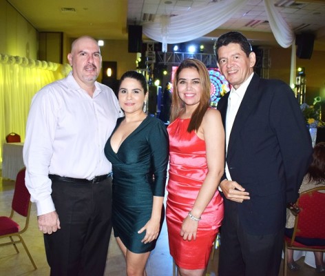 Alberto Handal y Carolina Interiano, Aryani Escoto y Roberto Kattan.