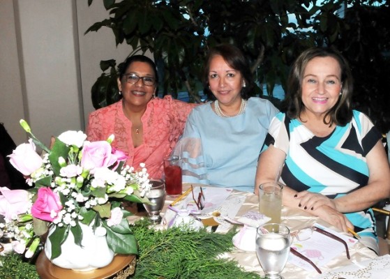 Alma Talbott, Rosa Bustamante y Susana Pineda